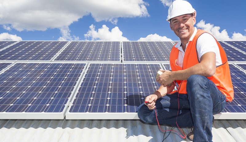 Kombinationen aus Heiztechniken und Systemen, die Strom auf dem eigenen Grundstück produzieren, werden immer beliebter. Mit einer Solarthermieanlage auf dem Dach kann dies realisiert werden. ( Foto: Shutterstock- zstock )