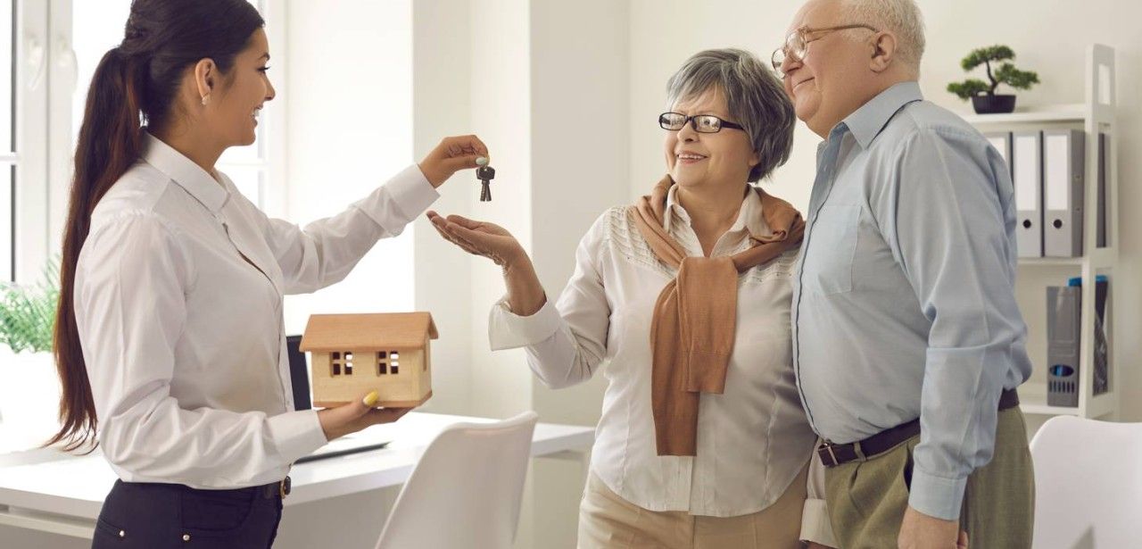 Ältere Käufer dominieren den Immobilienmarkt in den USA (Foto: AdobeStock 429681507 Studio Romantic)