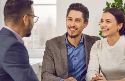 Schulden und Inflation: Was bedeutet das für Verbraucher? (Foto: AdobeStock 588674434 Studio Romantic)