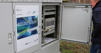 Förderprojekt erfolgreich umgesetzt: Glasfaserausbau in Kranichfeld fertiggestellt Glasfaserausbau in Kranichfeld: Feierliche Beendigung mit symbolischem (Foto: TEAG Thüringer Energie AG)