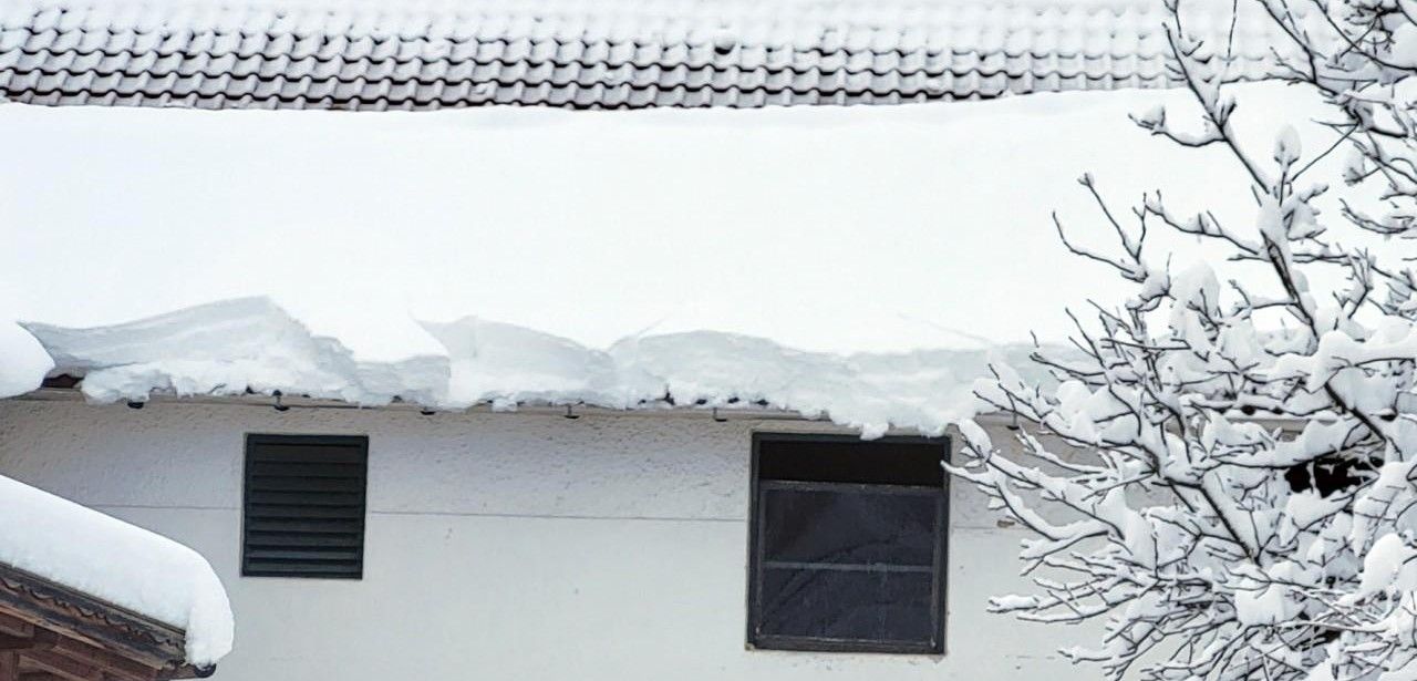 Verkehrssicherheit im Winter: Schneefangeinrichtungen regelmäßig überprüfen (Foto: Bayerisches Dachdeckerhandwerk Landesinnungsverband)