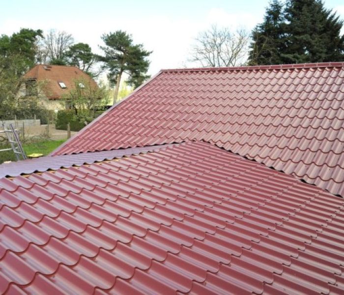 Schon fast fertig nur die Firste fehlen noch (Foto: LUXMETALL Deutschland GmbH)