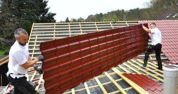 Schuberts sanieren Sommerhaus kostensparend mit LUXMETALL LM D-TILE (Foto: LUXMETALL Deutschland GmbH)