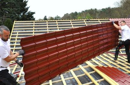 Schuberts sanieren Sommerhaus kostensparend mit LUXMETALL LM D-TILE (Foto: LUXMETALL Deutschland GmbH)
