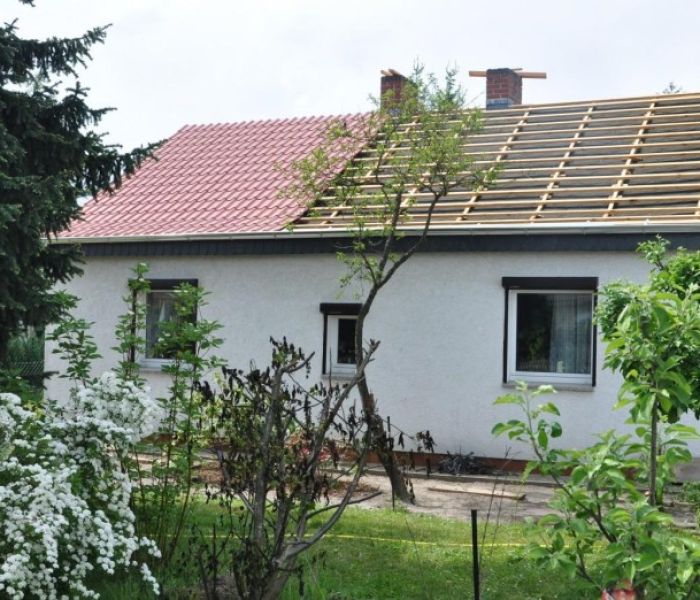 Ein altes Bitumendach wird &uuml;berdeckt (Foto: LUXMETALL Deutschland GmbH)